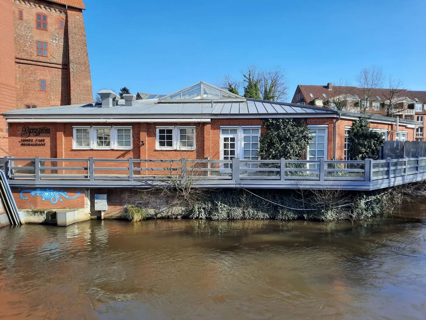 Das Gebäude an der Ilmenau im Wasserviertel